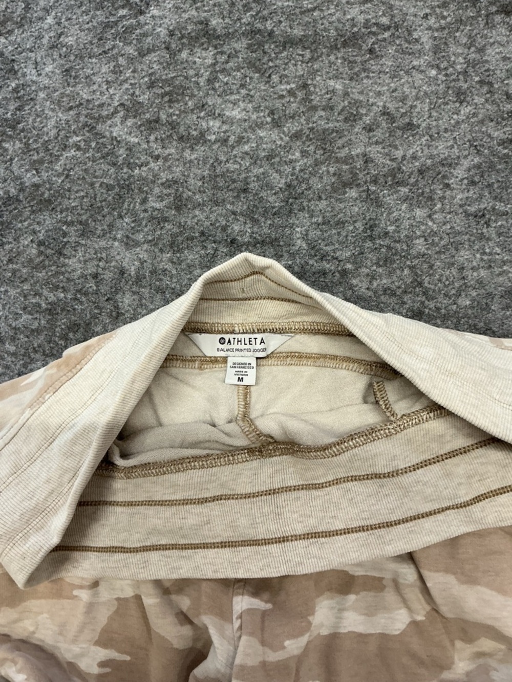Athleta Balance Printed Beige and Cream Camo Jogger Pants Size M - Picture 4 of 5